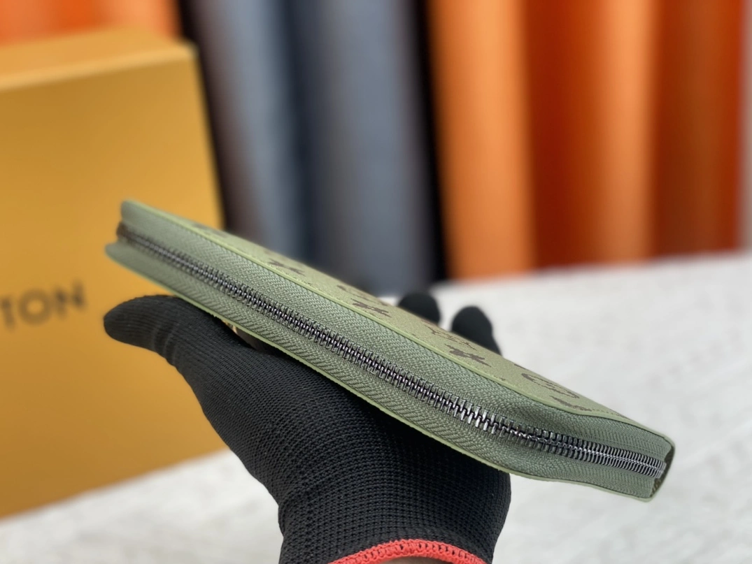 Louis Vuitton LV Card Case For Unisex Bright 7618 - Image 4