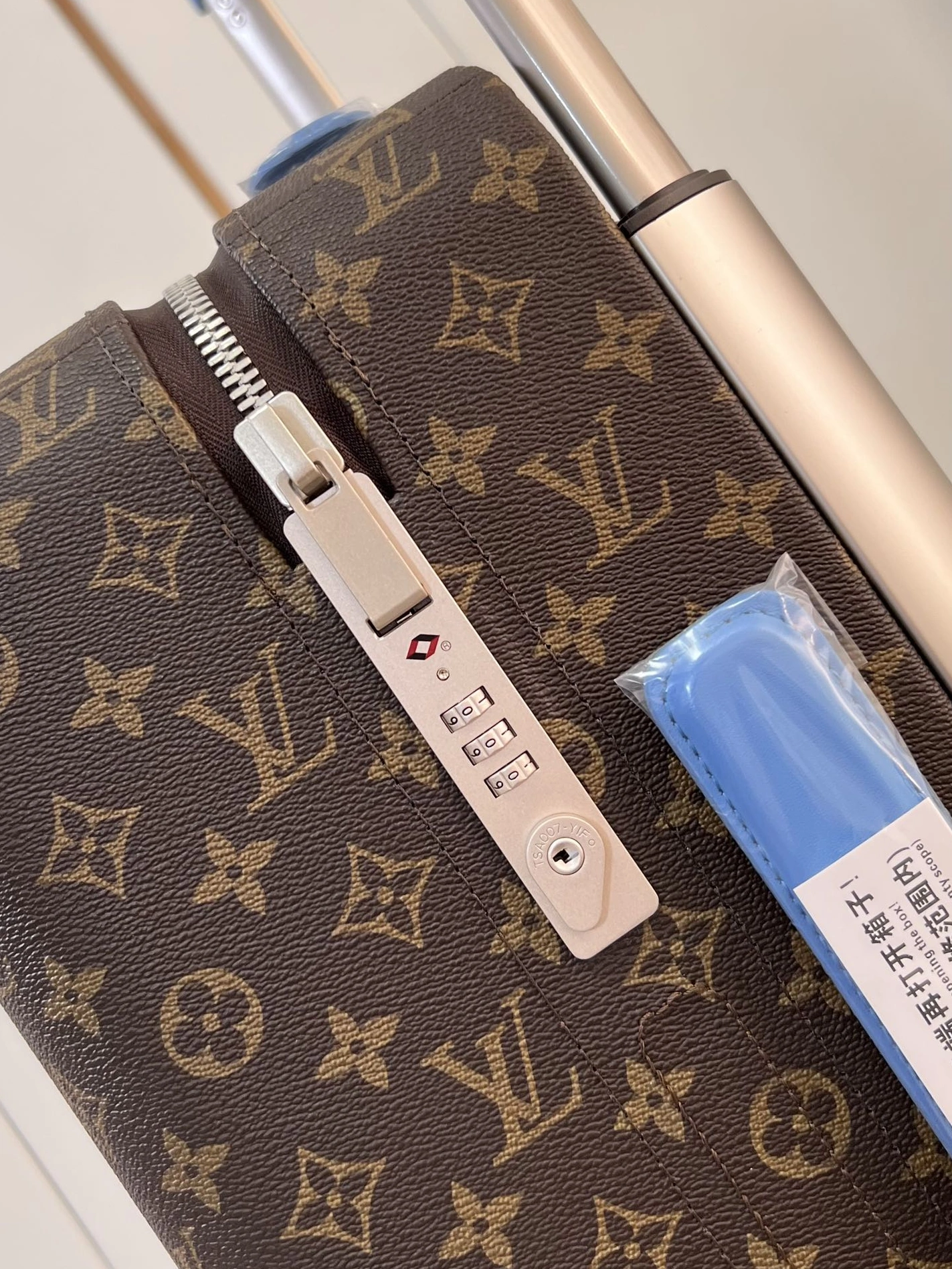 Louis Vuitton Luggage WellDesigned 6111 - Image 5