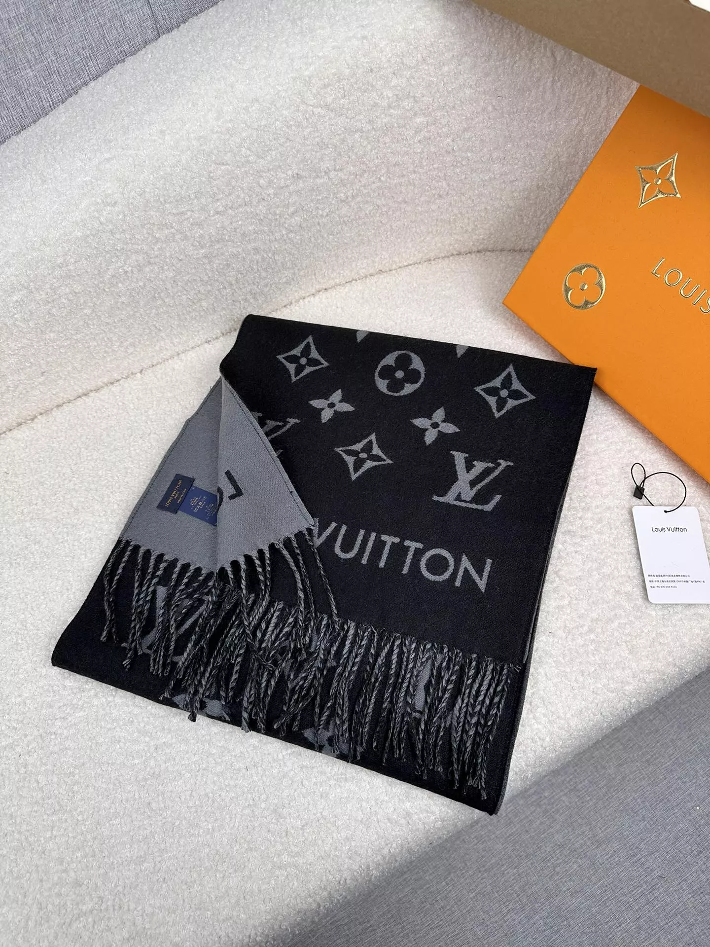 Louis Vuitton Scarf For Unisex Trendsetting 8064 - Image 4