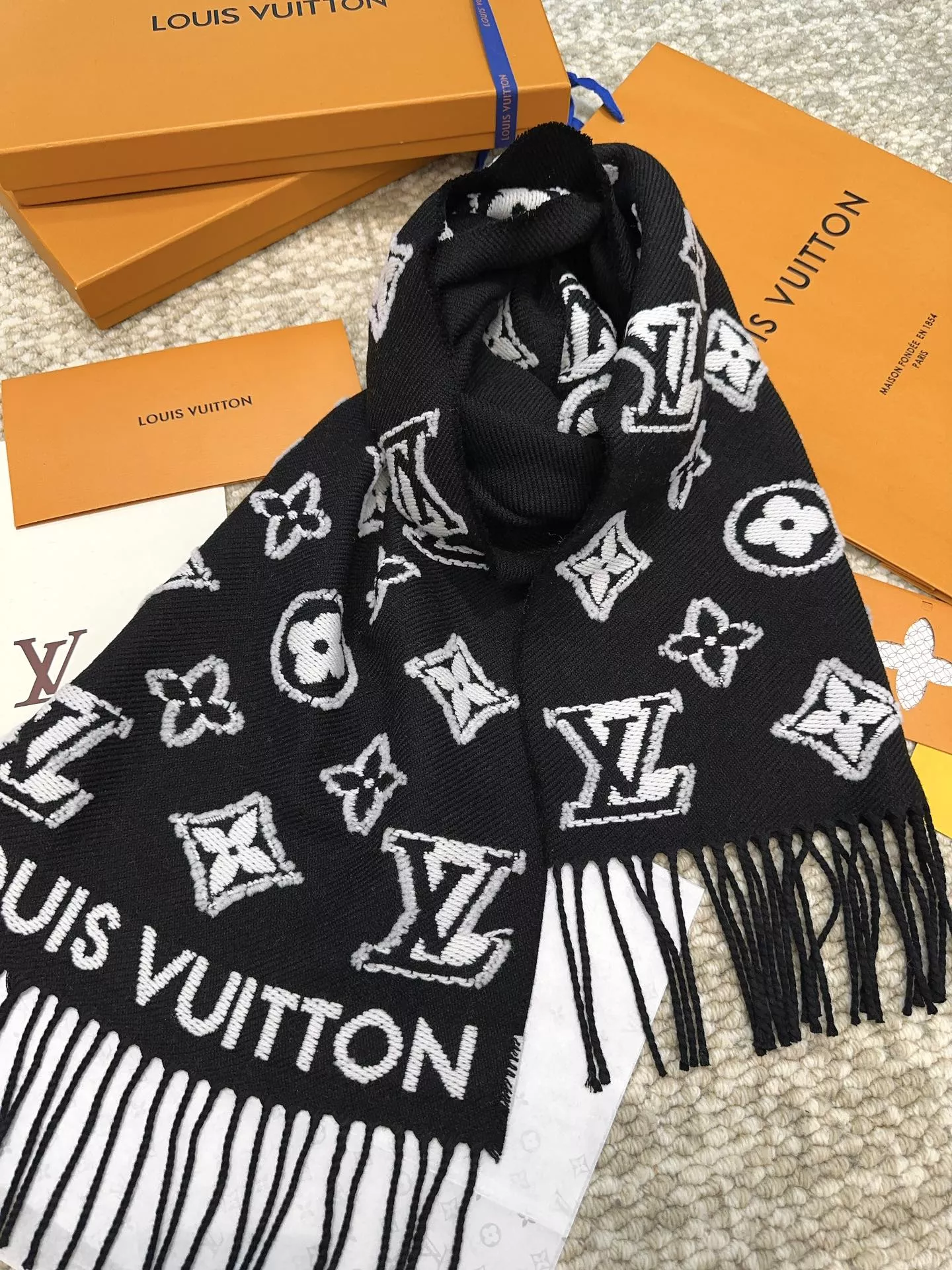 Louis Vuitton Scarf For Women Practical 8803 - Image 3