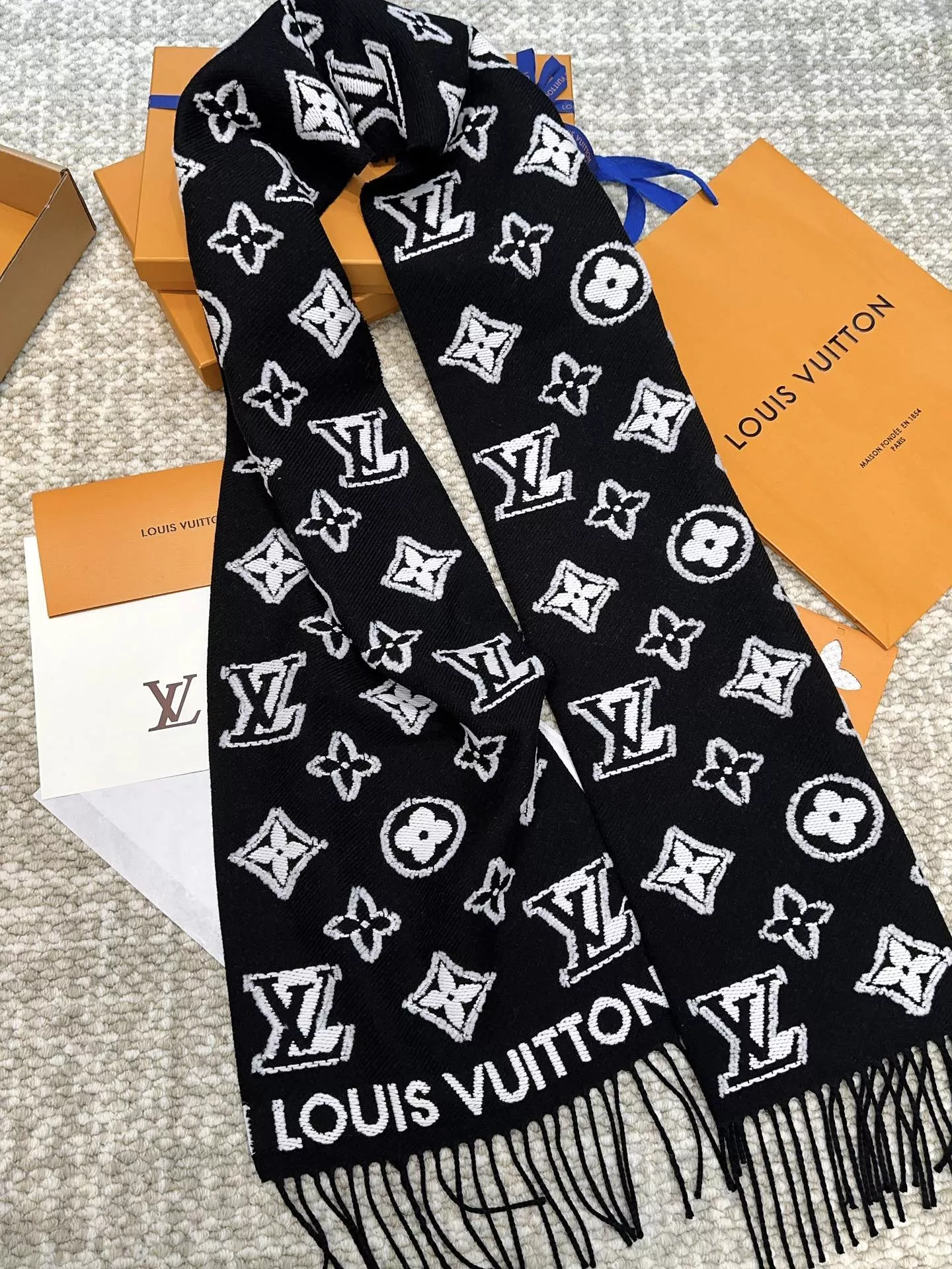 Louis Vuitton Scarf For Women Practical 8803 - Image 4