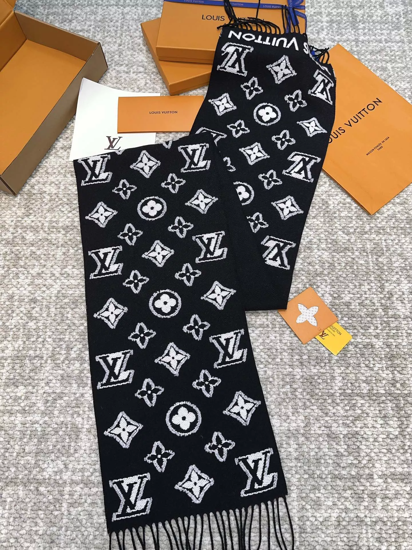 Louis Vuitton Scarf For Women Practical 8803 - Image 5