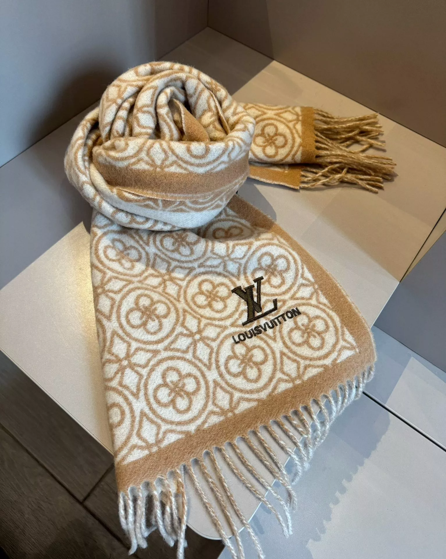 Louis Vuitton Scarf For Women Stylish 4848 - Image 4