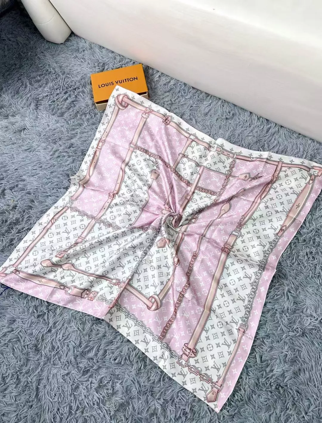 Louis Vuitton Silk Squares Comfortable 559