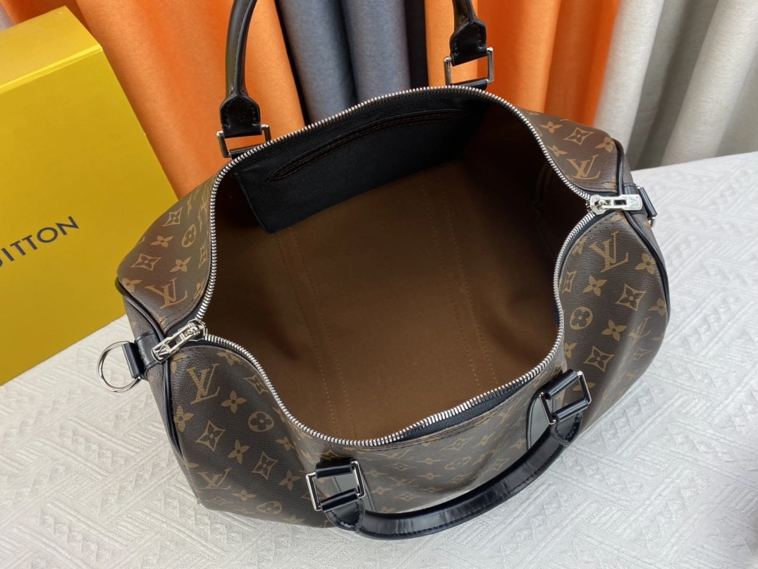 Louis Vuitton Travel Bags Trendsetting 1407 - Image 8