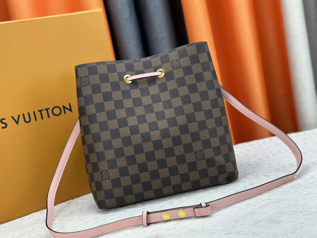 Minimalist 2482 Louis Vuitton AAA Quality Messenger Bags For Women - Image 3