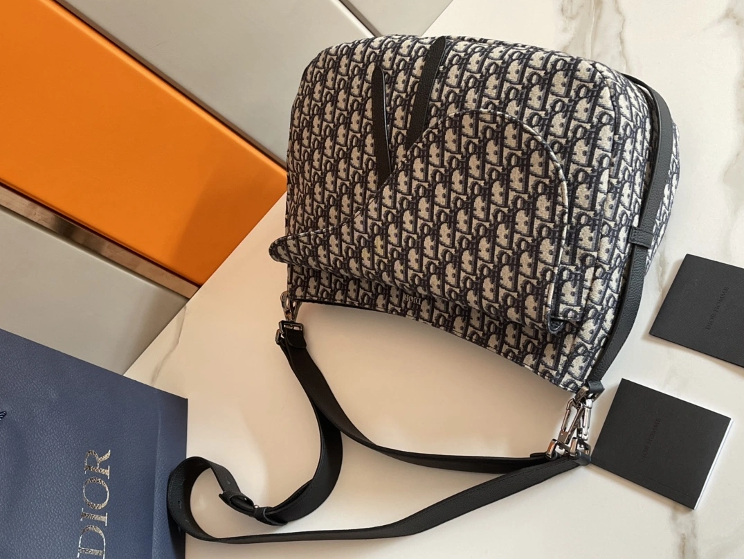 Minimalist 5246 Christian Dior AAA Man Messenger Bags - Image 4