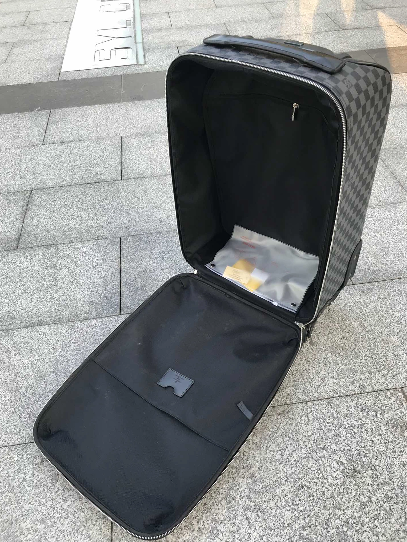 Minimalist 7010 Louis Vuitton Luggage - Image 6