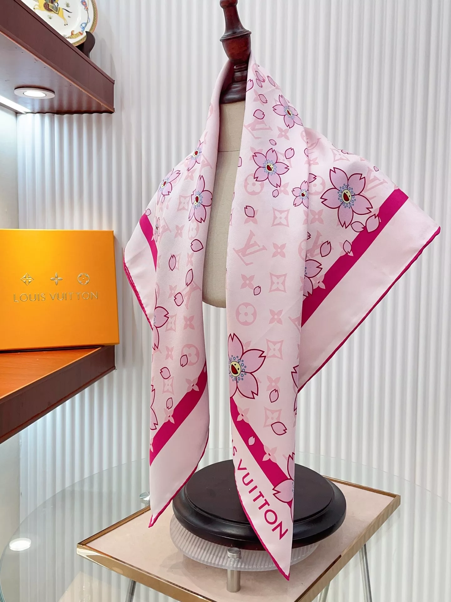 Practical 9956 Louis Vuitton Silk Squares - Image 6