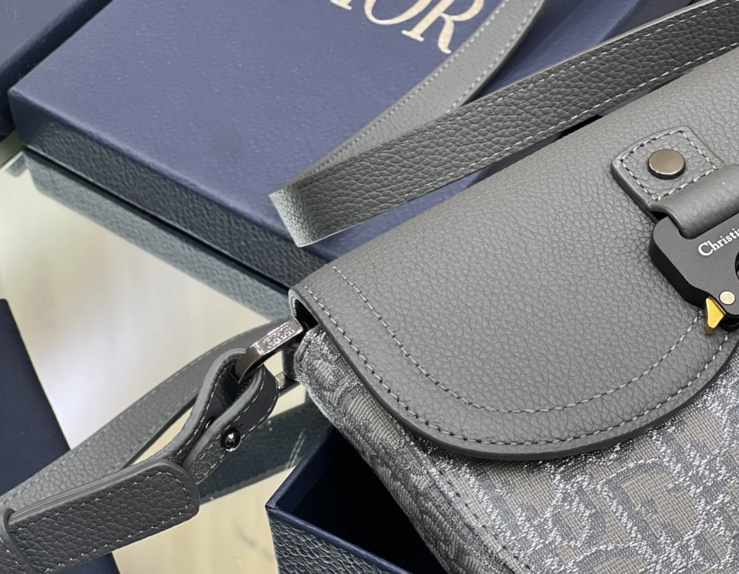 Reliable 7821 Christian Dior AAA Man Messenger Bags - Image 6