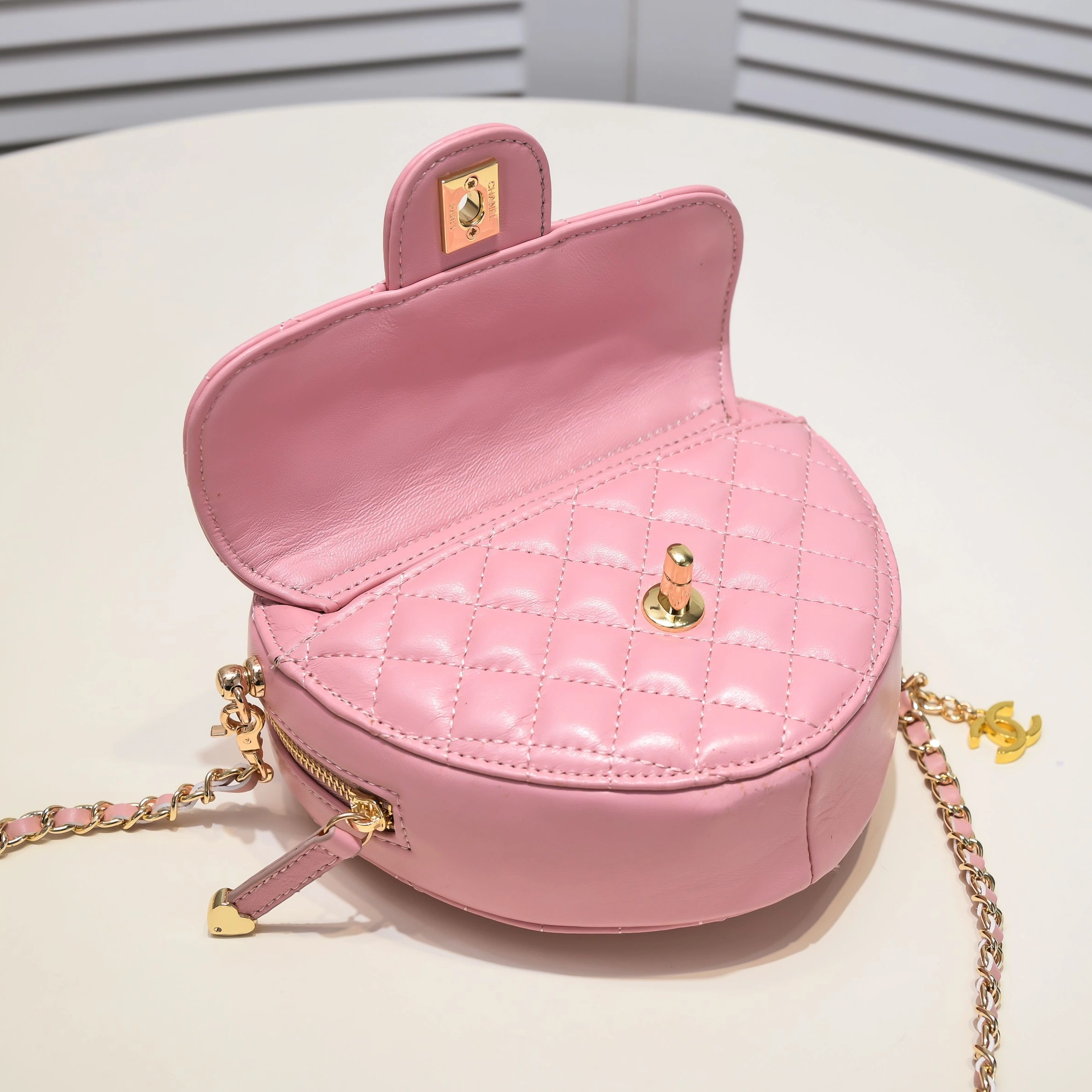 Sleek 183 Chanel AAA Quality Messenger Bags For Women - Image 4