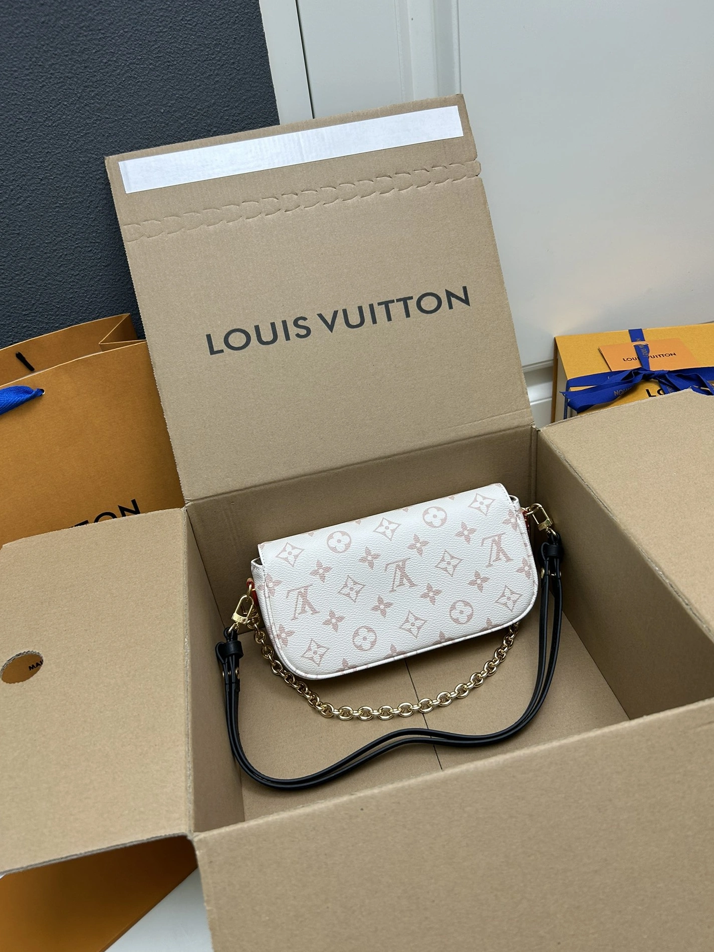 Sleek 2350 Louis Vuitton AAA Quality Shoulder Bags For Women - Image 5
