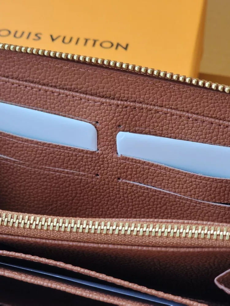 Sleek 9653 Louis Vuitton AAA Quality Card Case - Image 6