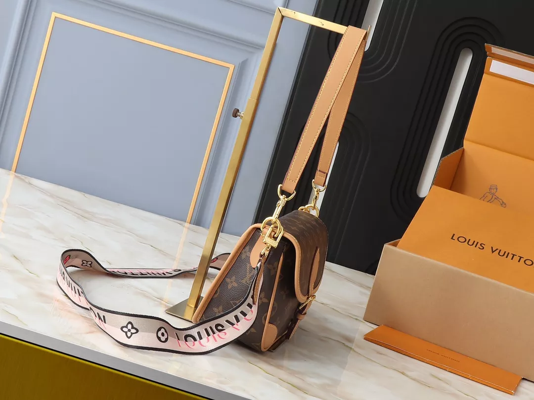 SmartChoice 673 Louis Vuitton AAA Quality Messenger Bags For Women