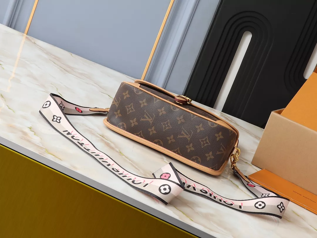 SmartChoice 673 Louis Vuitton AAA Quality Messenger Bags For Women - Image 4