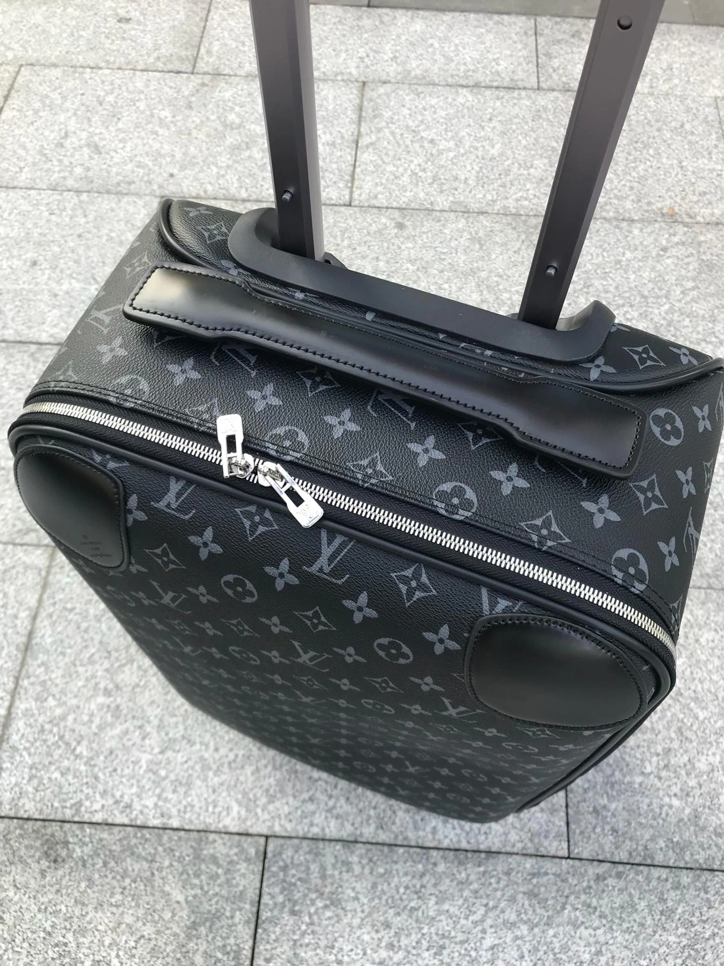 Versatile 117 Louis Vuitton Luggage