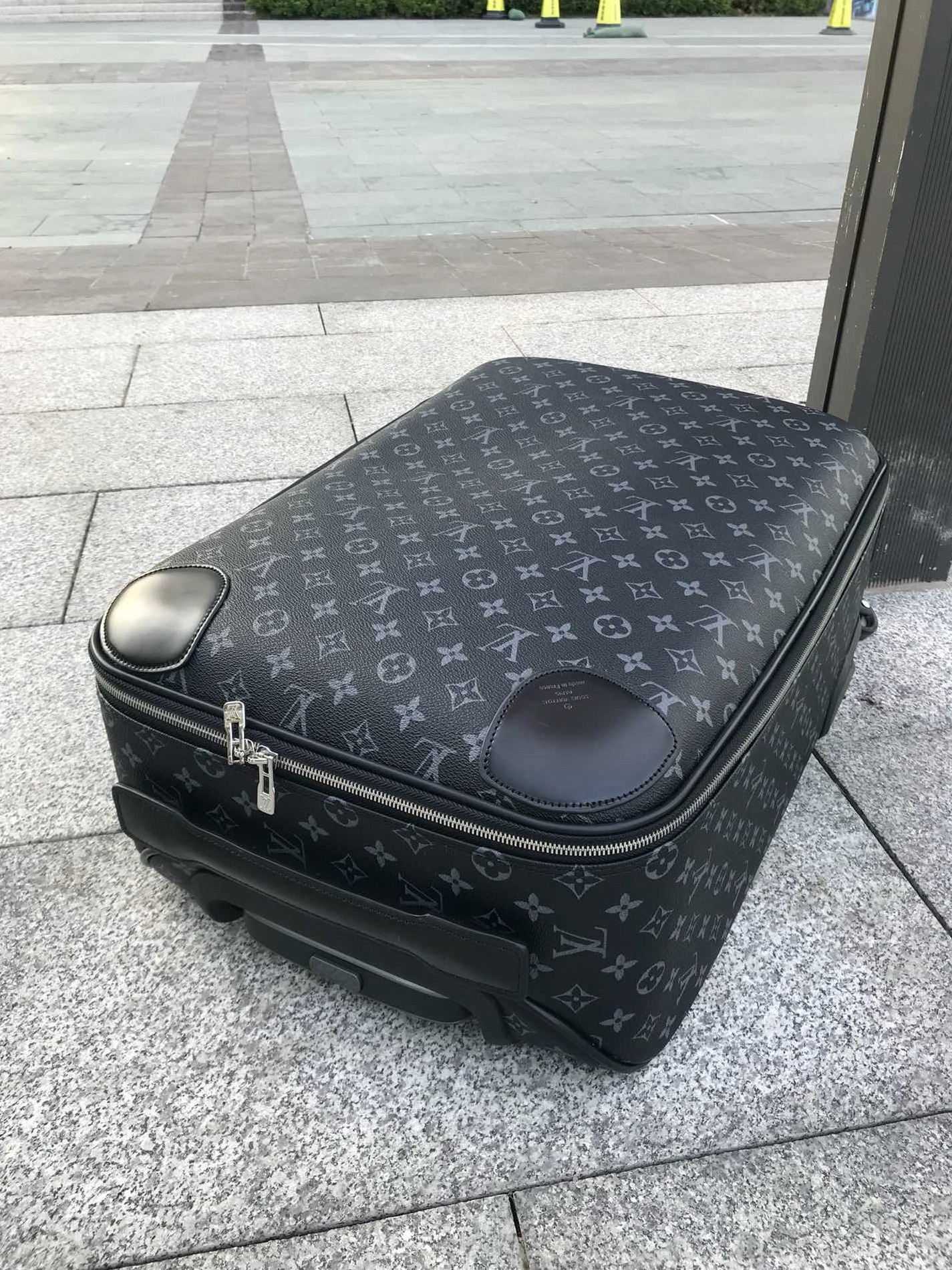 Versatile 117 Louis Vuitton Luggage - Image 4