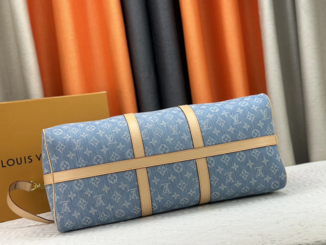 Versatile 1780 Louis Vuitton Travel Bags - Image 5