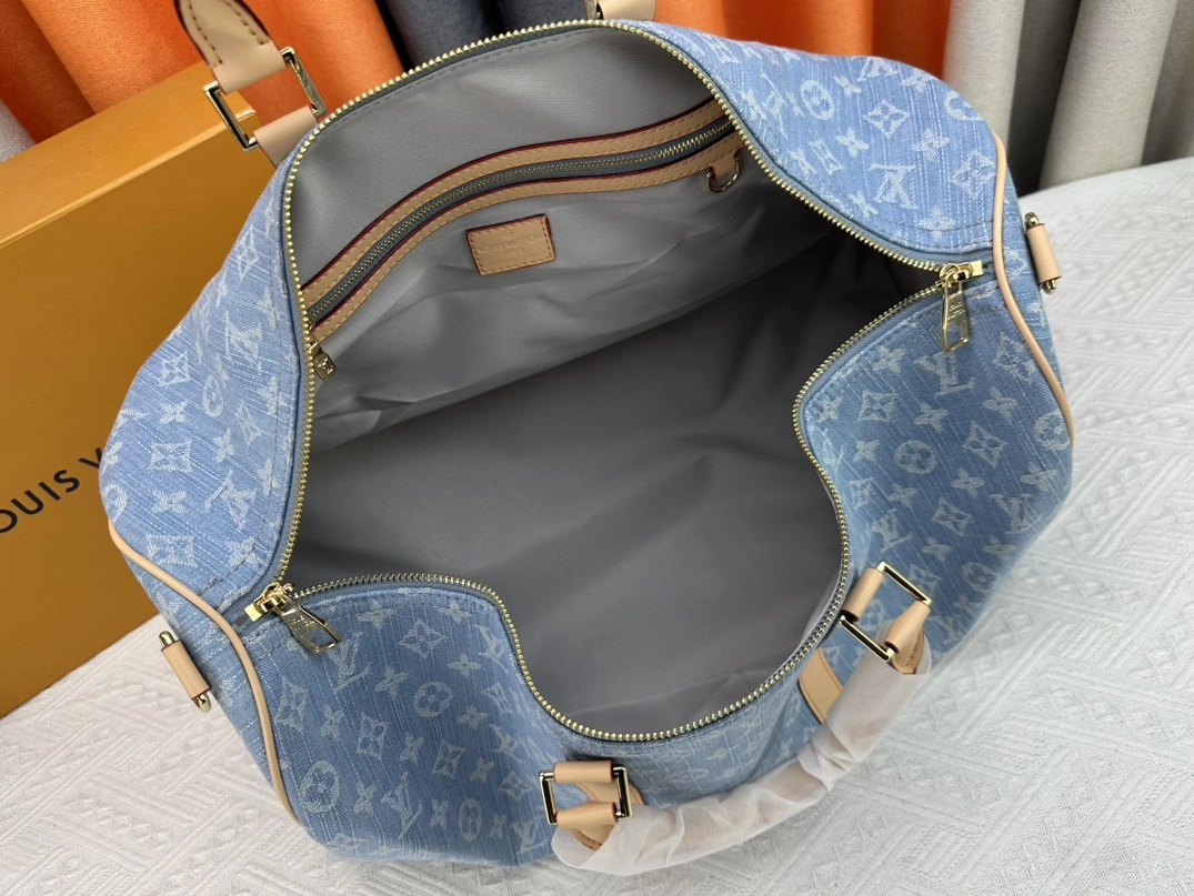 Versatile 1780 Louis Vuitton Travel Bags - Image 8