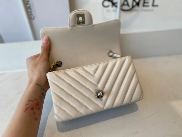 CHANEL FLAP BAG LAMBSKIN 20CM Comfortable 631 - Image 8