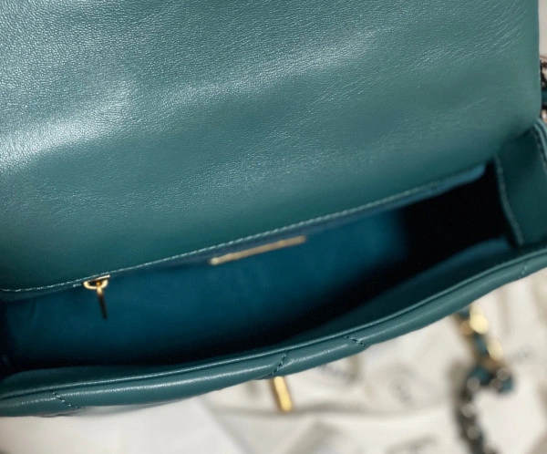 CHANEL 19 FLAP BAG DailyWear 44 - Image 9