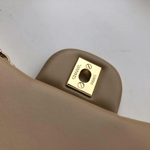 WellDesigned CHANEL FLAP BAG 17CM 808 - Image 5